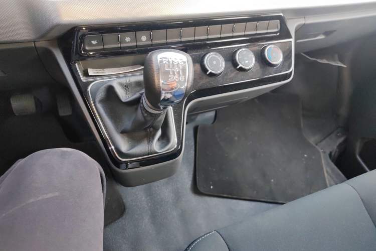 Used Dongfeng Yufeng 2023 V9+ 2.0T Manual Front-Wheel-Drive Multi-Function Short-Chassis Low-Roof 5/6-Seater Gear Lever