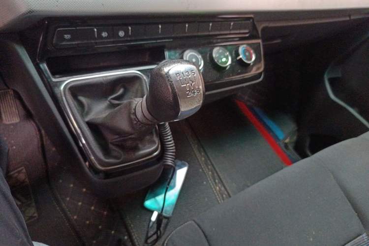 Used Dongfeng Yufeng 2023 V9+ 2.0T Manual Rear-Drive Multi-Function Mid-Height 7/8/9-Seater Gear Lever