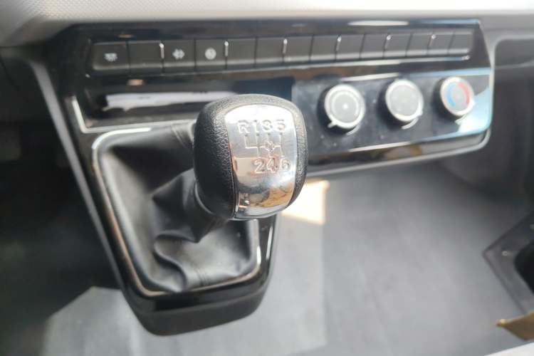Used Dongfeng Yufeng 2023 V9+ 2.0T Manual Front-Wheel-Drive Multi-Function Mid-Roof Van with 7/8/9 Seats Gear Lever