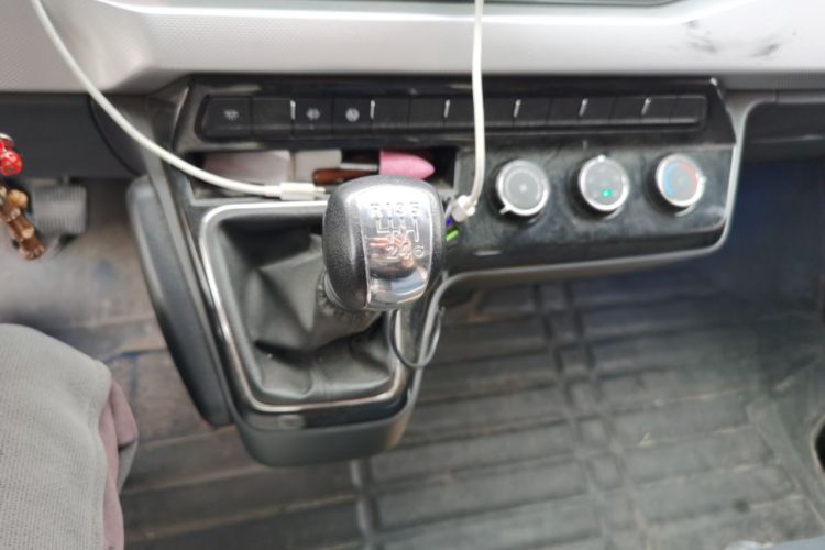 Used Dongfeng Yufeng 2023 V9+ 2.3T Manual Front-Drive Van Short Wheelbase Mid-Roof 3-Seater Gear Lever