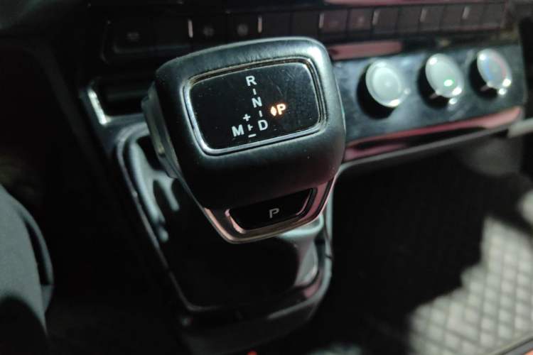 Used Dongfeng Yufeng 2023 V9+ 2.0T Automatic Front-Drive Multi-Function Mid-Roof 7/8/9-Seater Gear Lever