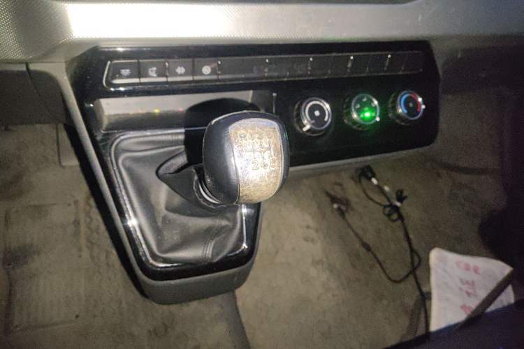 Used Dongfeng Yufeng 2023 V9+ 2.3T Manual Rear-Drive Cargo Van with Dual Rear Tires 3-Seater Gear Lever