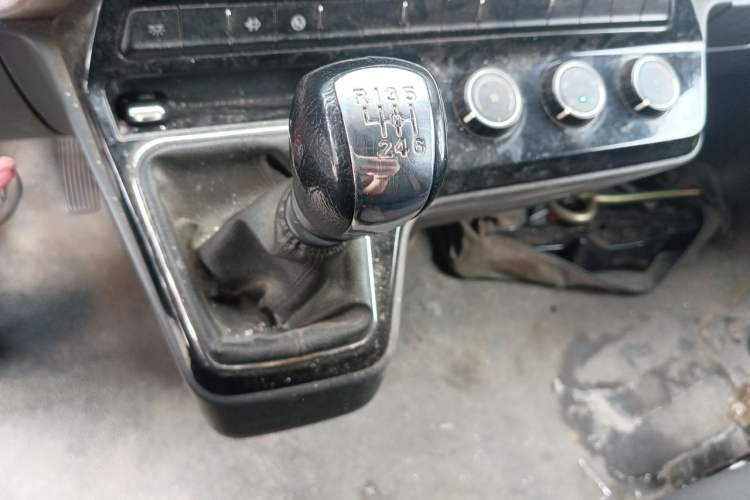 Used Dongfeng Yufeng 2023 V9+ 2.3T Manual Rear-Drive Van Long Wheelbase Mid-Roof Design 3-Seater Gear Lever