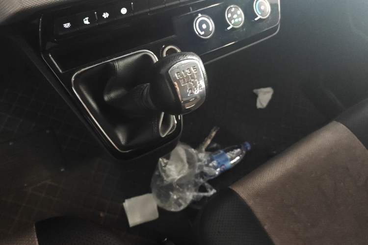 Used Dongfeng Yufeng 2023 V9+ 2.0T Automatic Front-Drive Multi-Function Mid-Roof 7/8/9-Seater Gear Lever