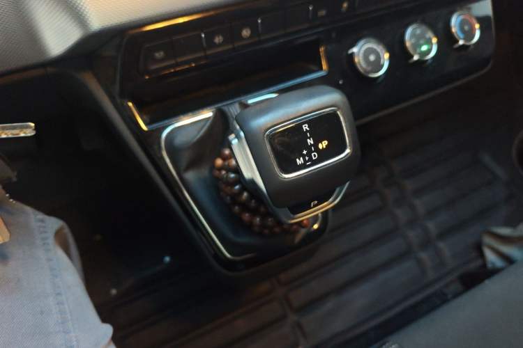 Used Dongfeng Yufeng 2023 V9+ 2.0T Automatic Front-Drive Multi-Function Mid-Roof 7/8/9-Seater Gear Lever