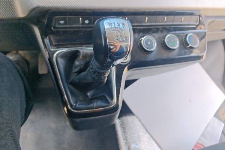 Used Dongfeng Yufeng 2023 V9+ 2.3T Manual Front-Drive Van Long Wheelbase High Roof 3-Seater Gear Lever