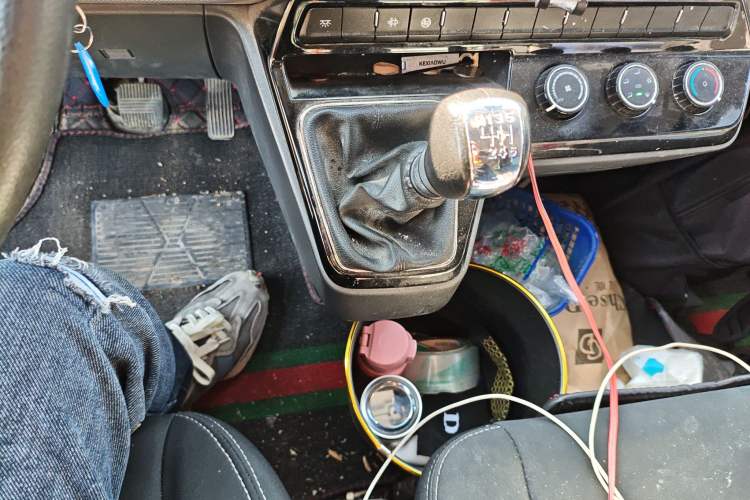 Used Dongfeng Yufeng 2023 V9+ 2.0T Manual Front-Wheel-Drive Multi-Function Mid-Roof Van with 7/8/9 Seats Gear Lever