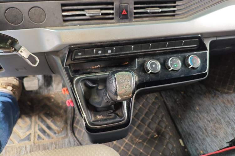Used Dongfeng Yufeng 2023 V9+ 2.3T Manual Rear-Drive Cargo Van with Dual Rear Tires 3-Seater Gear Lever
