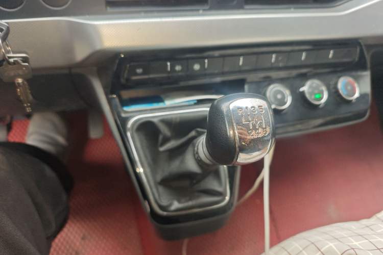 Used Dongfeng Yufeng 2023 V9+ 2.0T Manual Front-Wheel-Drive Multi-Function Short-Chassis Low-Roof 5/6-Seater Gear Lever