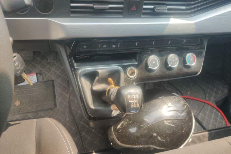 Used Dongfeng Yufeng 2023 V9+ 2.0T Manual Rear-Drive Multi-Function Mid-Height 7/8/9-Seater Gear Lever