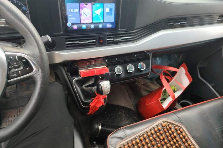 Used Dongfeng Yufeng 2023 V9+ 2.3T Manual Rear-Drive Cargo Van with Dual Rear Tires 3-Seater Gear Lever