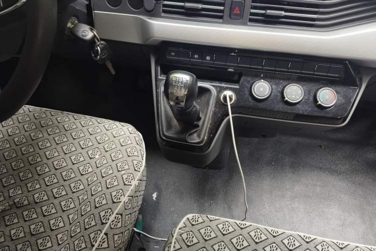 Used Dongfeng Yufeng 2023 V9+ 2.0T Manual Front-Wheel-Drive Multi-Function Mid-Roof Van with 7/8/9 Seats Gear Lever