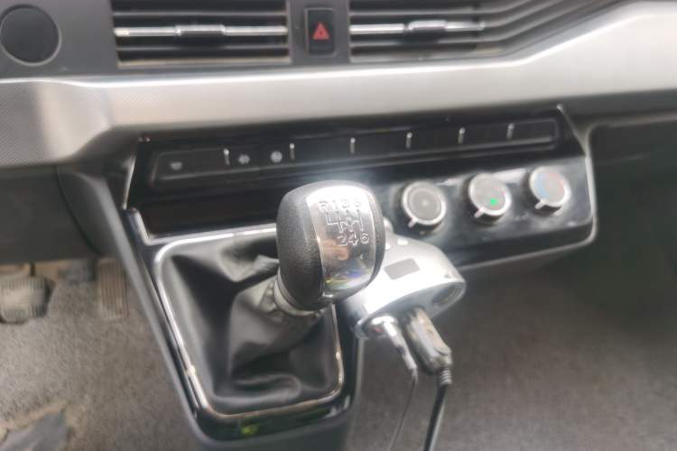 Used Dongfeng Yufeng 2023 V9+ 2.0T Manual Front-Wheel-Drive Multi-Function Mid-Roof Van with 7/8/9 Seats Gear Lever
