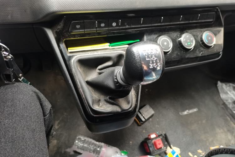 Used Dongfeng Yufeng 2023 V9+ 2.0T Manual Front-Drive Multi-Function Short-Chassis Mid-Height 5/6-Seater Gear Lever