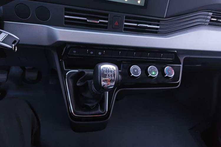Used Dongfeng Yufeng 2023 V9+ 2.0T Manual Front-Wheel-Drive Multi-Function Mid-Roof Van with 7/8/9 Seats Gear Lever