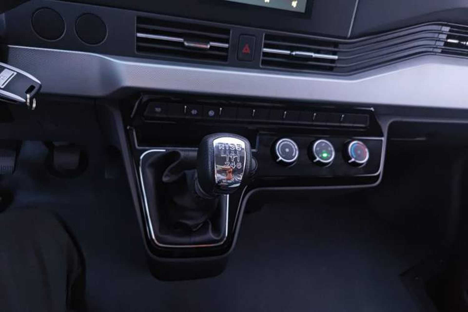 Used Dongfeng Yufeng 2023 V9+ 2.0T Manual Front-Wheel-Drive Multi-Function Mid-Roof Van with 7/8/9 Seats Gear Lever