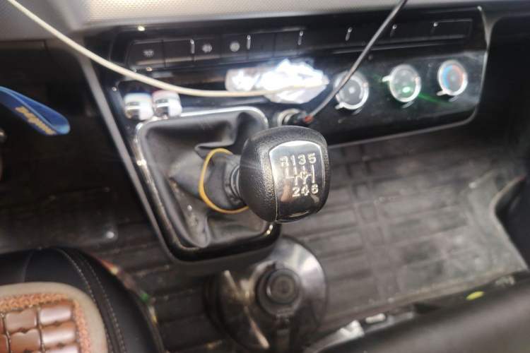 Used Dongfeng Yufeng 2023 V9+ 2.0T Manual Front-Wheel-Drive Multi-Function Short-Chassis Low-Roof 5/6-Seater Gear Lever