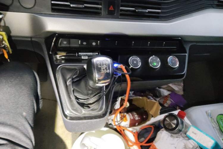 Used Dongfeng Yufeng 2023 V9+ 2.0T Manual Front-Drive Multi-Function Short-Chassis Mid-Height 5/6-Seater Gear Lever