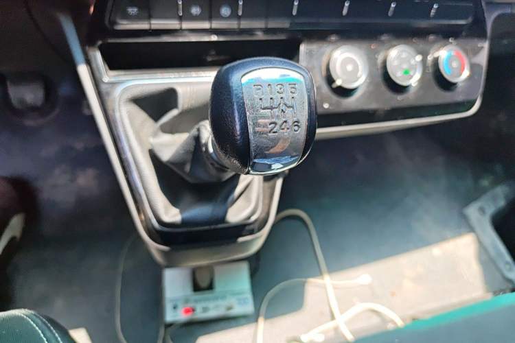 Used Dongfeng Yufeng 2023 V9+ 2.0T Manual Front-Wheel-Drive Multi-Function Mid-Roof Van with 7/8/9 Seats Gear Lever
