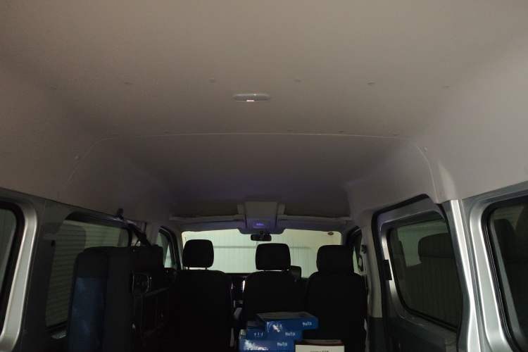 Used Dongfeng Yufeng 2023 V9+ 2.0T Manual Front-Drive Multi-Function Short-Chassis Mid-Height 5/6-Seater Headliner