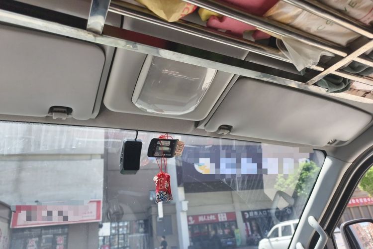 Used Dongfeng Yufeng 2023 V9+ 2.3T Manual Rear-Drive Cargo Van with Dual Rear Tires 3-Seater Headliner