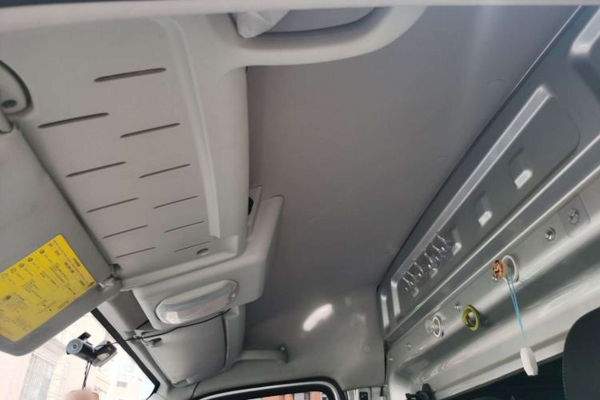 Used Dongfeng Yufeng 2023 V9+ 2.3T Manual Front-Drive Van Short Wheelbase Mid-Roof 3-Seater Headliner