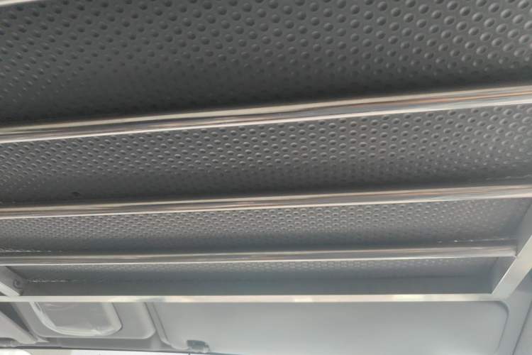 Used Dongfeng Yufeng 2023 V9+ 2.0T Manual Front-Wheel-Drive Multi-Function Mid-Roof Van with 7/8/9 Seats Headliner