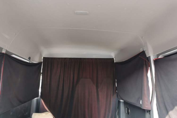 Used Dongfeng Yufeng 2023 V9+ 2.0T Automatic Front-Wheel-Drive Short Wheelbase Mid-Roof Design—5/6-Seater Headliner