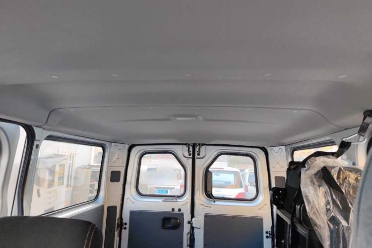 Used Dongfeng Yufeng 2023 V9+ 2.0T Manual Front-Wheel-Drive Multi-Function Short-Chassis Low-Roof 5/6-Seater Headliner