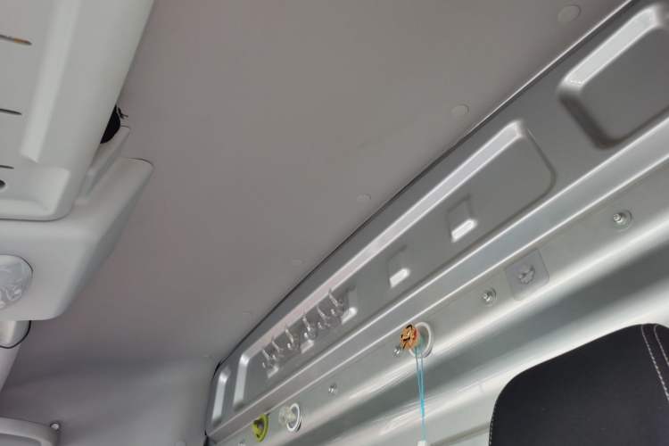 Used Dongfeng Yufeng 2023 V9+ 2.3T Manual Front-Drive Van Short Wheelbase Mid-Roof 3-Seater Headliner