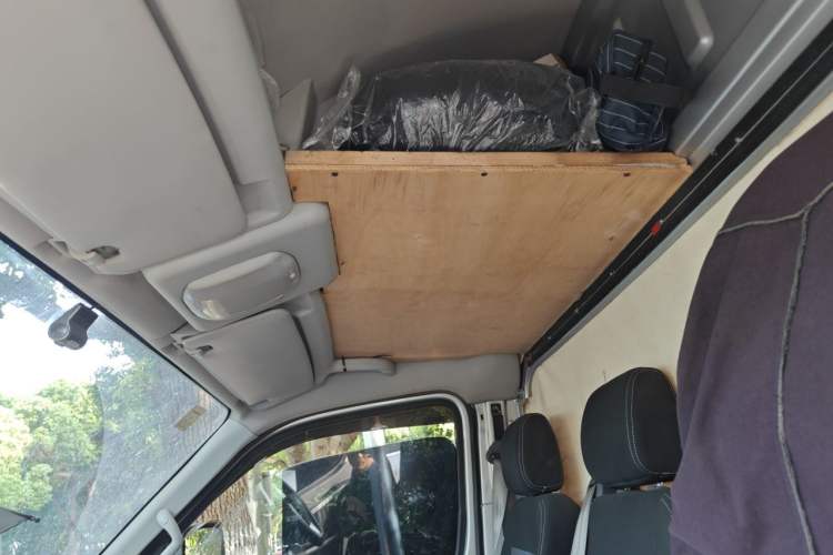 Used Dongfeng Yufeng 2023 V9+ 2.3T Manual Rear-Drive Cargo Van with Dual Rear Tires 3-Seater Headliner