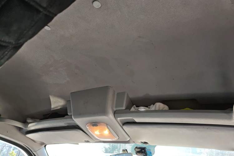 Used Dongfeng Yufeng 2023 V9+ 2.0T Manual Front-Wheel-Drive Multi-Function Mid-Roof Van with 7/8/9 Seats Headliner