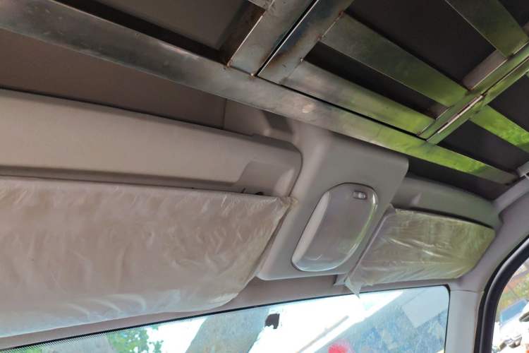 Used Dongfeng Yufeng 2023 V9+ 2.3T Manual Rear-Drive Cargo Van with Dual Rear Tires 3-Seater Headliner