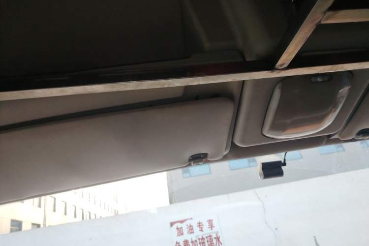 Used Dongfeng Yufeng 2023 V9+ 2.3T Manual Rear-Drive Cargo Van with Dual Rear Tires 3-Seater Headliner