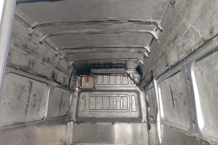 Used Dongfeng Yufeng 2023 V9+ 2.3T Manual Rear-Drive Cargo Van with Dual Rear Tires 3-Seater Headliner