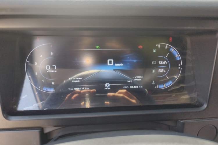 Used Dongfeng Yufeng 2023 V9+ 2.3T Manual Rear-Drive Cargo Van with Dual Rear Tires 3-Seater Instrument Cluster