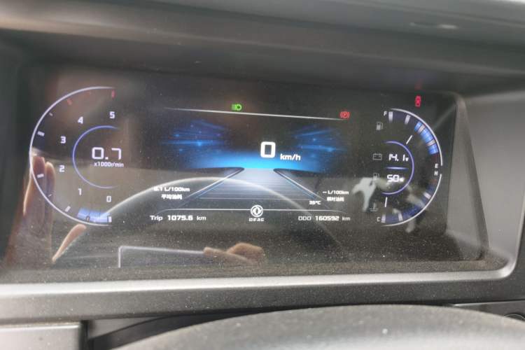 Used Dongfeng Yufeng 2023 V9+ 2.3T Manual Rear-Drive Cargo Van with Dual Rear Tires 3-Seater Instrument Cluster