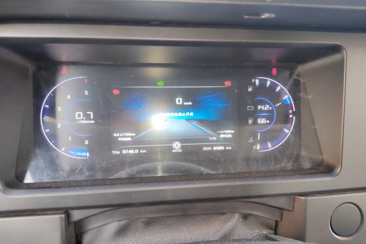 Used Dongfeng Yufeng 2023 V9+ 2.0T Manual Front-Wheel-Drive Multi-Function Short-Chassis Low-Roof 5/6-Seater Instrument Cluster