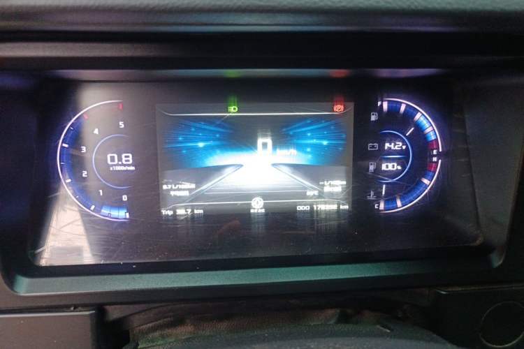 Used Dongfeng Yufeng 2023 V9+ 2.0T Manual Rear-Drive Multi-Function Mid-Height 7/8/9-Seater Instrument Cluster
