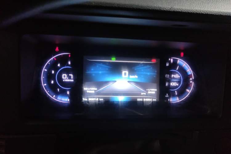 Used Dongfeng Yufeng 2023 V9+ 2.0T Automatic Front-Drive Multi-Function Mid-Roof 7/8/9-Seater Instrument Cluster