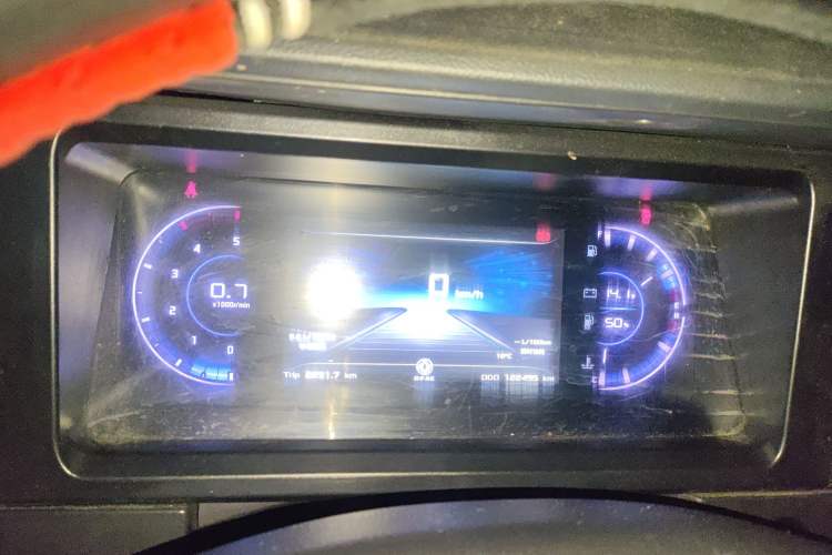 Used Dongfeng Yufeng 2023 V9+ 2.3T Manual Rear-Drive Cargo Van with Dual Rear Tires 3-Seater Instrument Cluster