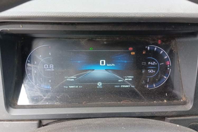 Used Dongfeng Yufeng 2023 V9+ 2.3T Manual Rear-Drive Van Long Wheelbase Mid-Roof Design 3-Seater Instrument Cluster