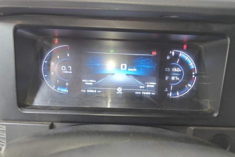 Used Dongfeng Yufeng 2023 V9+ 2.3T Manual Rear-Drive Cargo Van with Dual Rear Tires 3-Seater Instrument Cluster