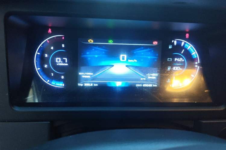 Used Dongfeng Yufeng 2023 V9+ 2.0T Automatic Front-Drive Multi-Function Mid-Roof 7/8/9-Seater Instrument Cluster