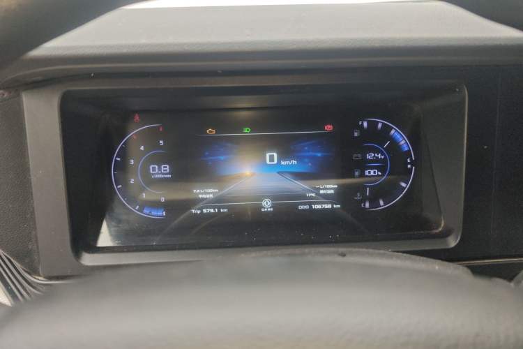Used Dongfeng Yufeng 2023 V9+ 2.0T Manual Front-Wheel-Drive Multi-Function Short-Chassis Low-Roof 5/6-Seater Instrument Cluster