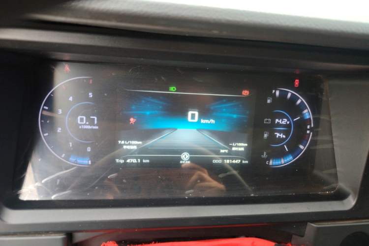 Used Dongfeng Yufeng 2023 V9+ 2.3T Manual Rear-Drive Cargo Van with Dual Rear Tires 3-Seater Instrument Cluster