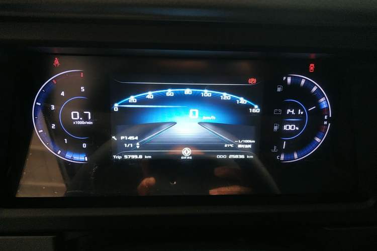 Used Dongfeng Yufeng 2023 V9+ 2.0T Manual Front-Wheel-Drive Multi-Function Mid-Roof Van with 7/8/9 Seats Instrument Cluster