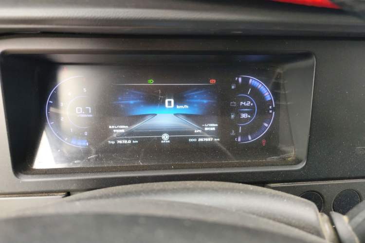 Used Dongfeng Yufeng 2023 V9+ 2.3T Manual Rear-Drive Cargo Van with Dual Rear Tires 3-Seater Instrument Cluster