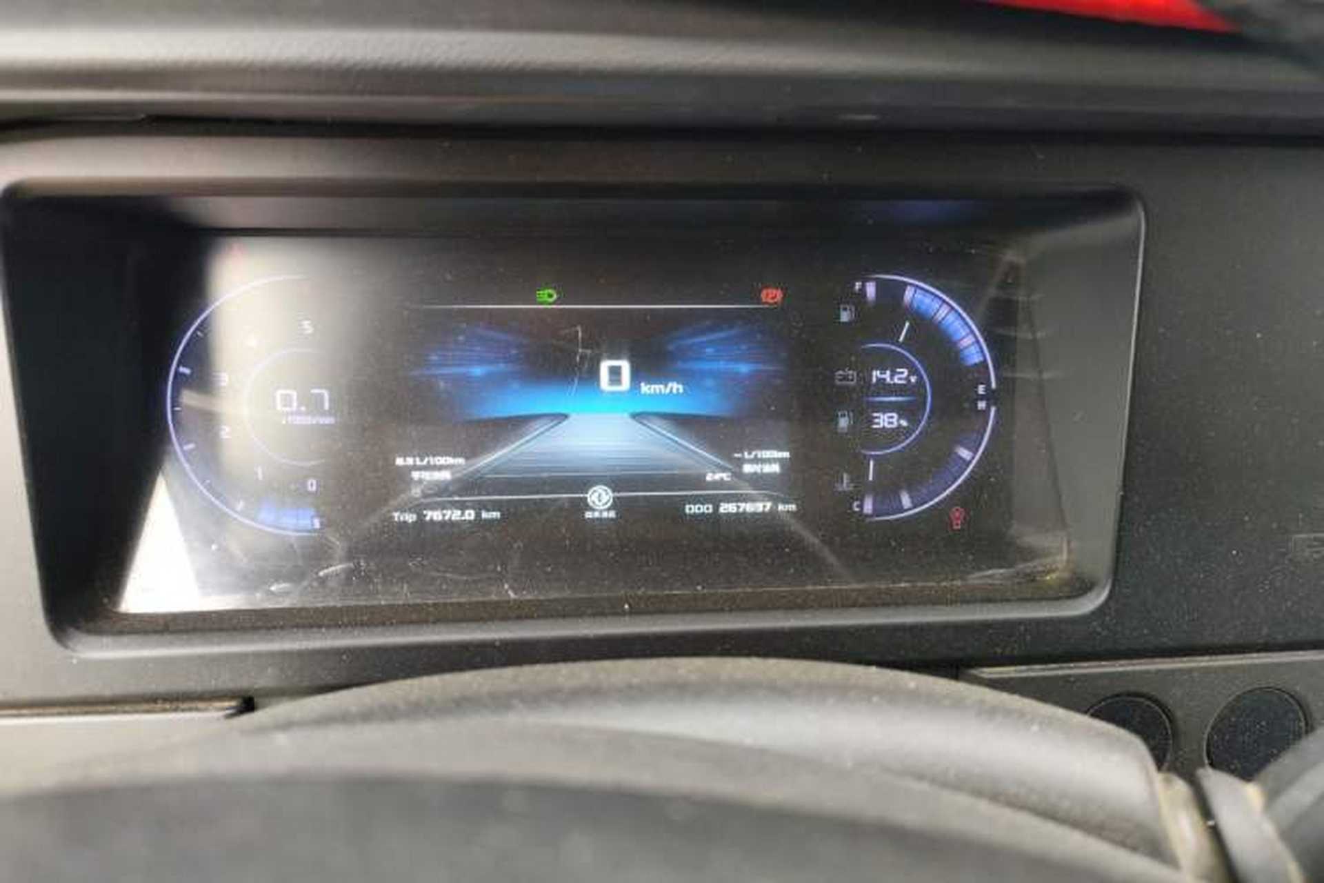 Used Dongfeng Yufeng 2023 V9+ 2.3T Manual Rear-Drive Cargo Van with Dual Rear Tires 3-Seater Instrument Cluster