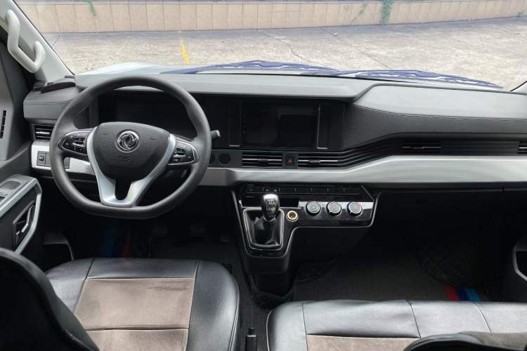 Used Dongfeng Yufeng 2023 V9+ 2.0T Manual Front-Wheel-Drive Multi-Function Short-Chassis Low-Roof 5/6-Seater Interior 1